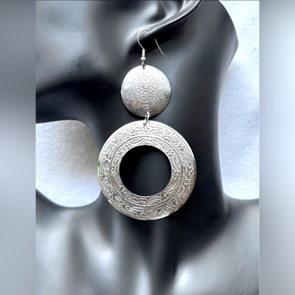 Vintage-Inspired Silver-tone Statement Earrings
Never Worn